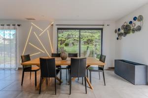 Vue sur parc avec pétanque, basket, clim et Tramway