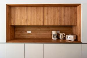 Vue sur parc avec pétanque, basket, clim et Tramway