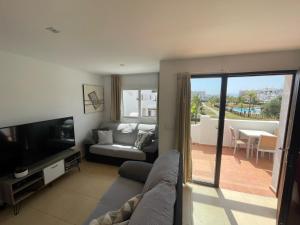 2 Bed Flat - Sleeps 4 - Pool - Parking - Wifi