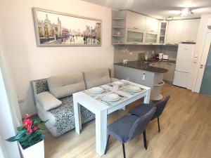 2 Coastal Retreat Apartments