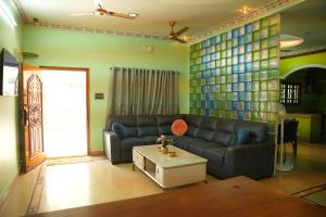 The HR STAY INN TIRUPATI - LUXURY HOMESTAY - NEAR ALIPIRI BUS STAND AND KAPILATEERTHAM - 24 HRS HOT WATER-150 MBPS SPEED FREE WIFI &OTT APPS