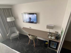 Hotels Holiday Inn Calais Coquelles by IHG : Chambre Lit King-Size Standard - Vue sur Jardin - Dernier Étage