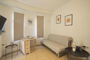 Filoxenia Modern Apt with Balcony near Athens Ctr