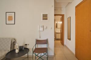 Filoxenia Modern Apt with Balcony near Athens Ctr