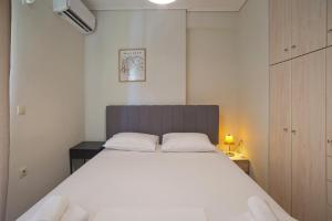 Filoxenia Modern Apt with Balcony near Athens Ctr