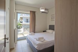 Filoxenia Modern Apt with Balcony near Athens Ctr