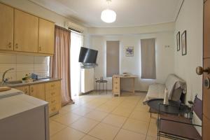 Filoxenia Modern Apt with Balcony near Athens Ctr