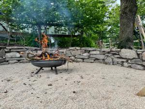 Hof Vierzehnender im Hohen Venn - 70qm Fachwerk-Studio - grosses Wohn-Schlafzimmer mit Dachterrasse und Kaminofen - separate Küche - perfekt für Paare - Monschau - Eifel - Hunde willkommen - Islandpferde
