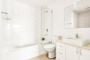 City 2 Bed 2 Bath Parking, Mins to Train and CBD