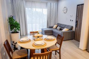 1BDR Rockstars Paradise in front of Hard Rock H.