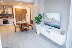 1BDR Rockstars Paradise in front of Hard Rock H.