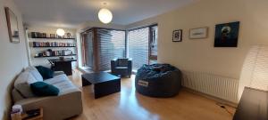 Spacious Riverside 1Bd in Bustling Village