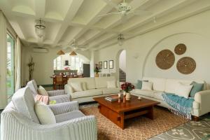 La Rozalia, Exquisite 4 BHK Villas with Large Pool, Garden, Dedicated Caretaker, Terrace, 2 mins from the famous Dear Zindagi Road by The Blue Kite