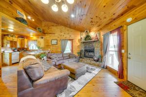 Scenic Oklahoma Studio Cabin on 80 Acres with Views!