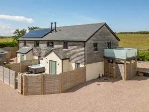 Farmyard House - Llanfechell