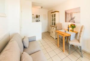 Hübsch eingerichtetes Apartment Miramar mit großem Balkon, Pool, fussläufig zum Strand by Riviera HomeLife