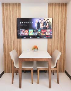 BGC One Uptown Residence King Bed 3 min walk to malls and restaurants