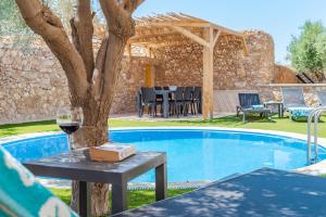 Villa Oliva Sleeps 8 with Gym