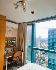 BGC One Uptown Residence King Bed 3 min walk to malls and restaurants