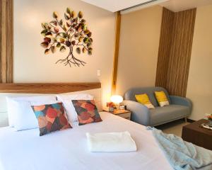 BGC One Uptown Residence King Bed 3 min walk to malls and restaurants