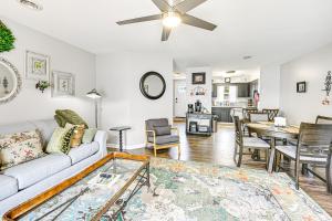 6 Mi to Dtwn Dog-Friendly Clarksville Home!