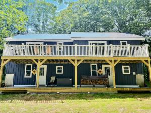 Holiday Home room in BearRight AC Pool Hot Tub Grill FirePit