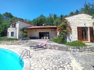 Spacious Villa for 6 - amazing pool and views