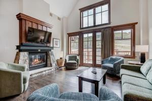 Four-Bedroom Apartment room in One Ski Hill Place S8501