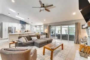 Screened Lanai and Fenced Yard Luxe Orlando Home - أوفييدو