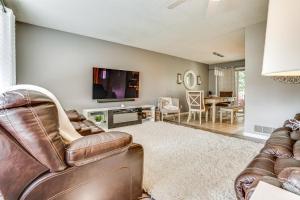 4 Mi to Dtwn White Bear Lake Home with Large Yard