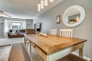 4 Mi to Dtwn White Bear Lake Home with Large Yard