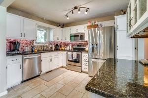 4 Mi to Dtwn White Bear Lake Home with Large Yard