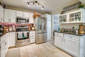 4 Mi to Dtwn White Bear Lake Home with Large Yard