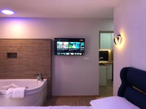 Deluxe Apartment In City Center