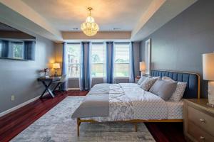 Beautiful 4-bedroom House with Nice Backyard