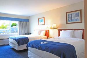 Triple Queen Suite Outer Harbor View room in Fisherman's Wharf Inn