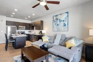 Luxury 1Bd 1Ba Apt- Free Prkng Pool HotTub 24hrGym - Cobble Knoll Condominium