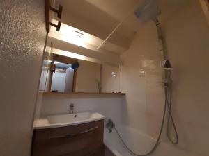 Appartements Appartement 5 personnes a 50m des pistes avec balcon, parking et option Wi-Fi - FR-1-514-24 : photos des chambres