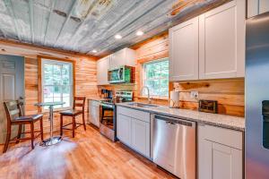 Kentucky Cabin Retreat with Covered Porch and Views