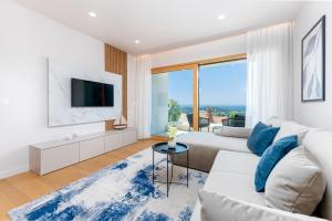 Luxury Adria Sea City & Whirpool, Mountain View Apartment