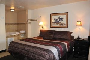 Suite with Jacuzzi room in Lava Spa Motel & RV