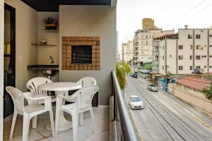 Com garagem a 2 quadras do mar MM9040