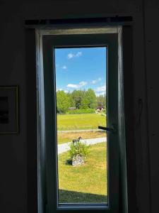 Sjönära fritidshus med pool i lantlig miljö