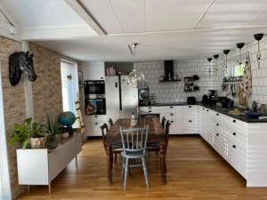 Sjönära fritidshus med pool i lantlig miljö