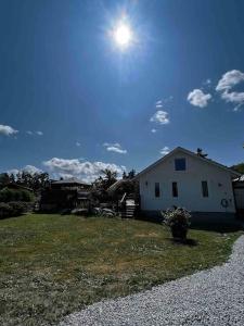 Sjönära fritidshus med pool i lantlig miljö