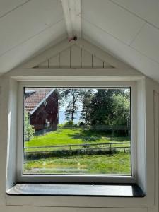 Sjönära fritidshus med pool i lantlig miljö