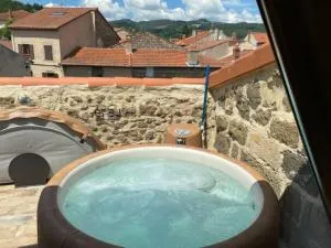 Le 19 - 38m2 Terrasse Jacuzzi - Centre Historique - Clim - Saint-Julien-des-Chazes