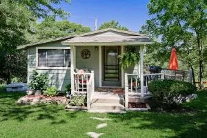 Sara's Cottage - Berryville