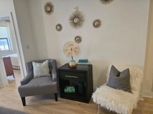 UBP - Spacious 1-bd w Den Montrose Midtown