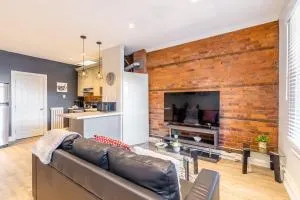 1BR - Queen Bed Apartment in Hamilton's Best Neighborhood - Hamilton